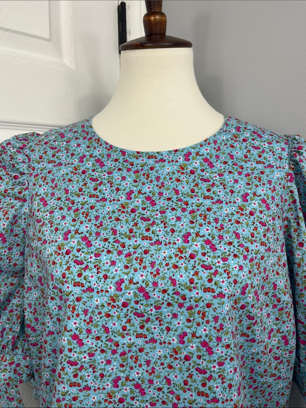 Tuckernuck Hyacinth House Fiona Ditsy Floral Elbow Sleeves Blouse - Picture 4 of 11